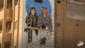 تفصيل قريب لجدارية أُنجزت في شوارع الرقة