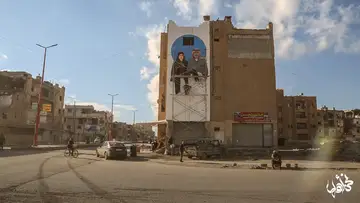 منظر واسع لجدارية في أحد شوارع الرقة