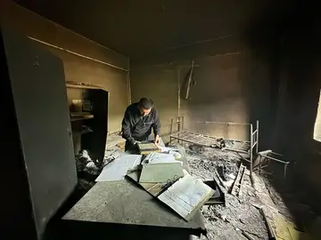 حفظ السجلات داخل غرفة أرشيف محترقة في موقع احتجاز سابق