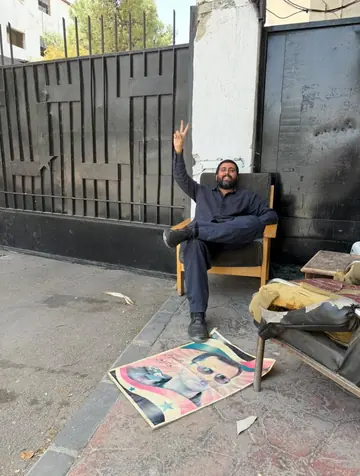 في أحد مواقع النظام السابق في سوريا بعد سقوط دكتاتورية الأسد