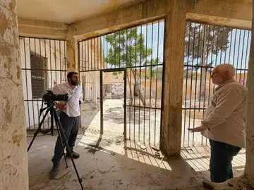 تسجيل شهادة شاهد قرب ممرات محاطة بالقضبان