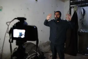 عامر مطر يشرح وضعيات جسدية متذكّرة أثناء تسجيل شهادة في زنزانة