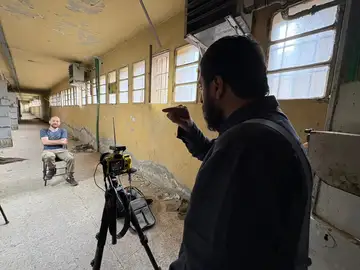 تصوير شهادة أحد الناجين في ممر داخل موقع احتجاز سابق تابع لنظام الأسد