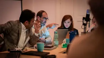 مشاركون يراجعون مواد المشروع على الحواسيب خلال ورشة برلين