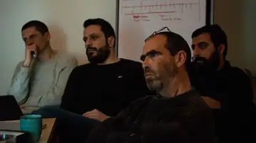مشاركون يستمعون إلى عرض داخلي لفريق متحف السجون