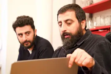 جلسة عمل قريبة بين أعضاء فريق متحف السجون خلال ورشة برلين عام 2023