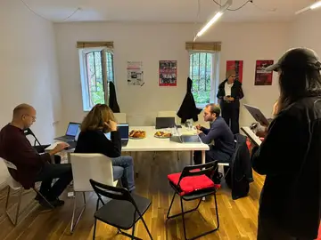جلسة اختبار داخلية لمنصة متحف سجون داعش في مكتب متحف السجون ببرلين قبل الإطلاق العام