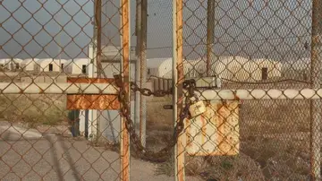 بوابة مغلقة بالسلاسل في موقع معسكر سجن بوكا جنوب العراق
