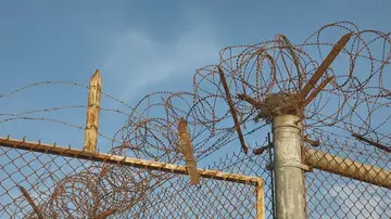 الأسلاك الشائكة والأسوار في معسكر بوكا جنوب العراق