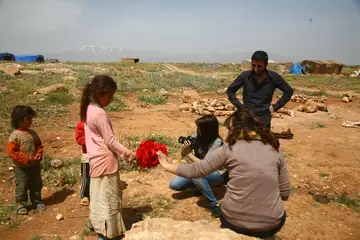 توثيق ميداني مع أطفال نازحين خلال أزمة الجفاف في الجزيرة السورية