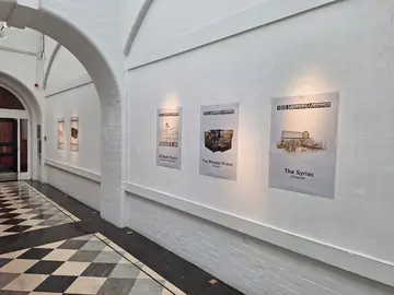 ملصقات دراسات حالة من متحف سجون داعش في ممر معرض Goldsmiths