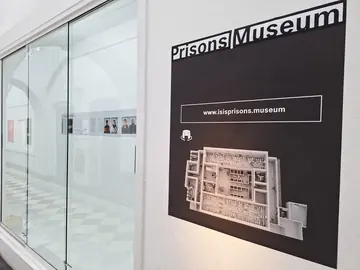 لوحة عرض لمتحف سجون داعش في معرض Goldsmiths
