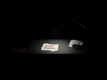 المسرح ونسخ الإضبارة المطبوعة قبل عرض «إضبارة 4217» في هانوفر