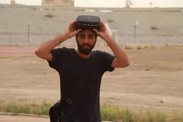 عامر مطر يختبر إعادة بناء افتراضية في الملعب البلدي بالرقة