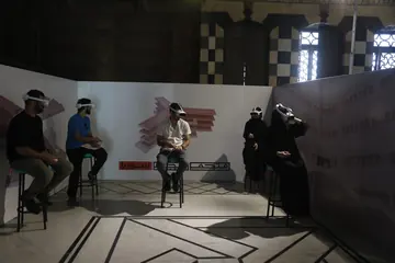 زوار يستخدمون نظارات الواقع الافتراضي في إطلاق متحف سجون سوريا بدمشق